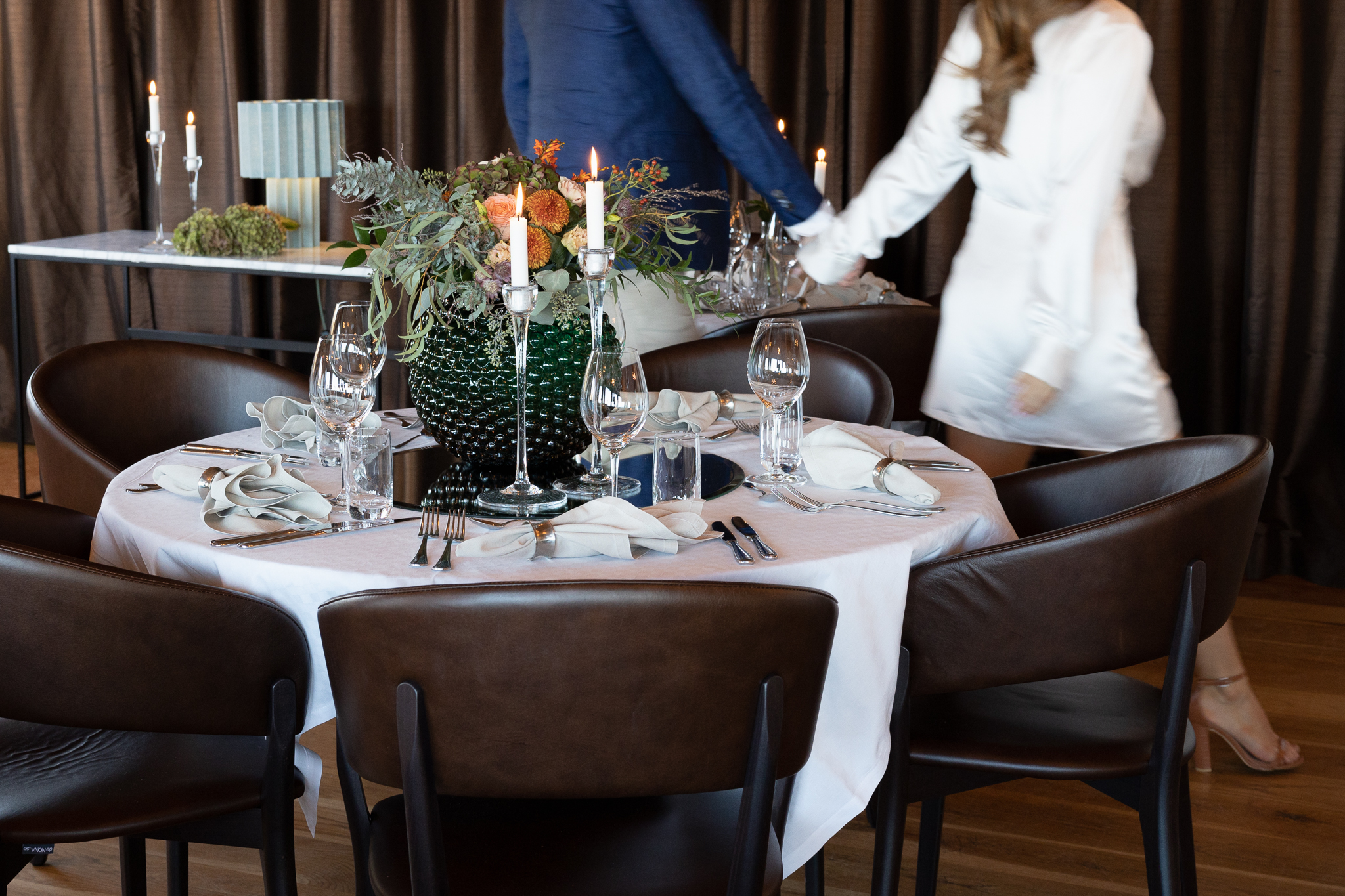 Dukning i höstfärger på ett bord i restaurangen på Villa Långbers.
