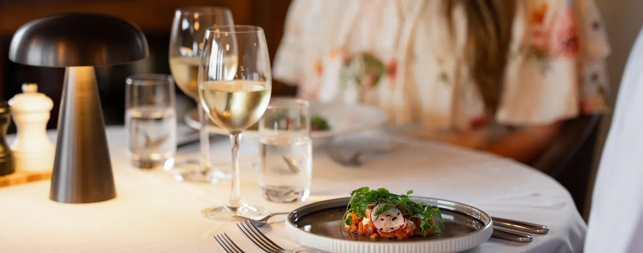 Mat serverad i restaurangen på Villa Långbers.