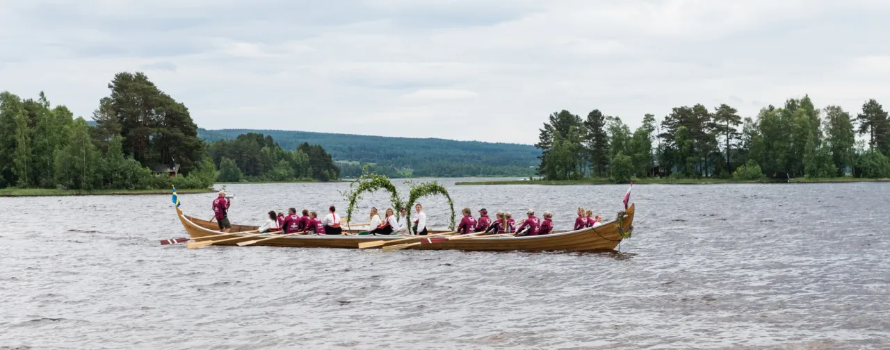 Kyrkbåt på sjön Siljan.