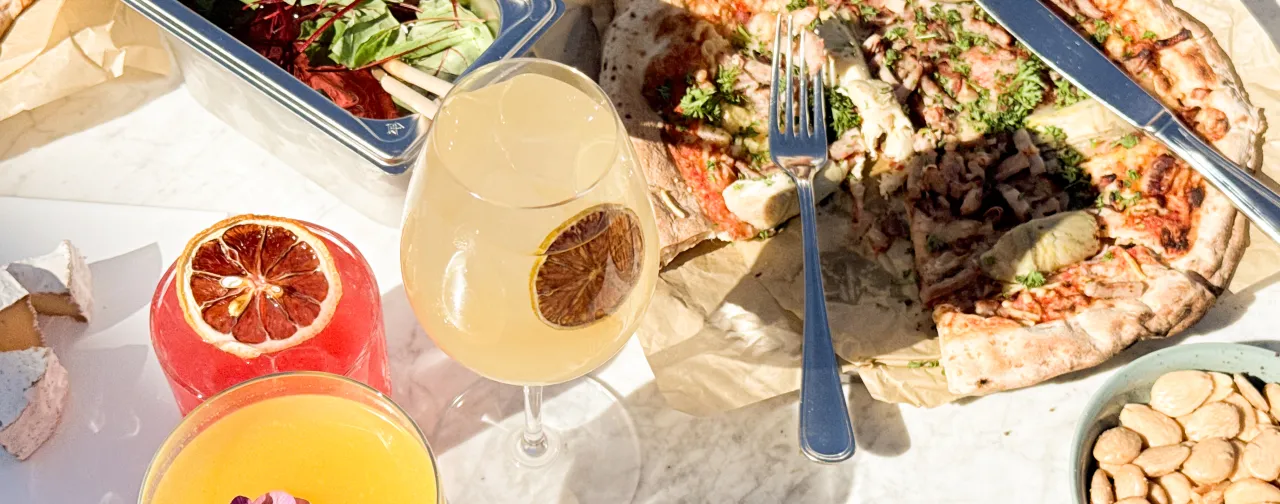 Maträtter och drinkar på Verandan