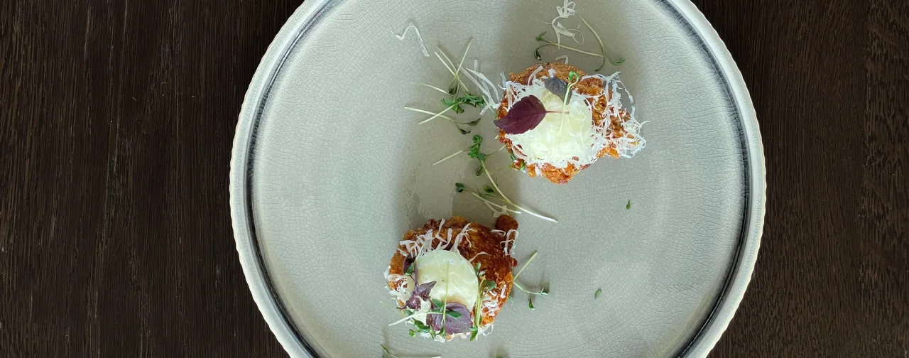 Tallrik med mat på restaurang Villa Långbers. 