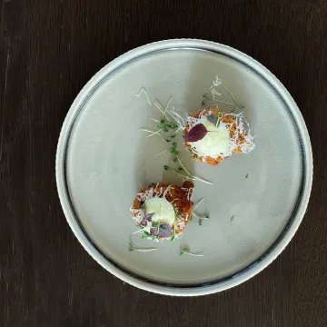 Tallrik med mat på restaurang Villa Långbers. 