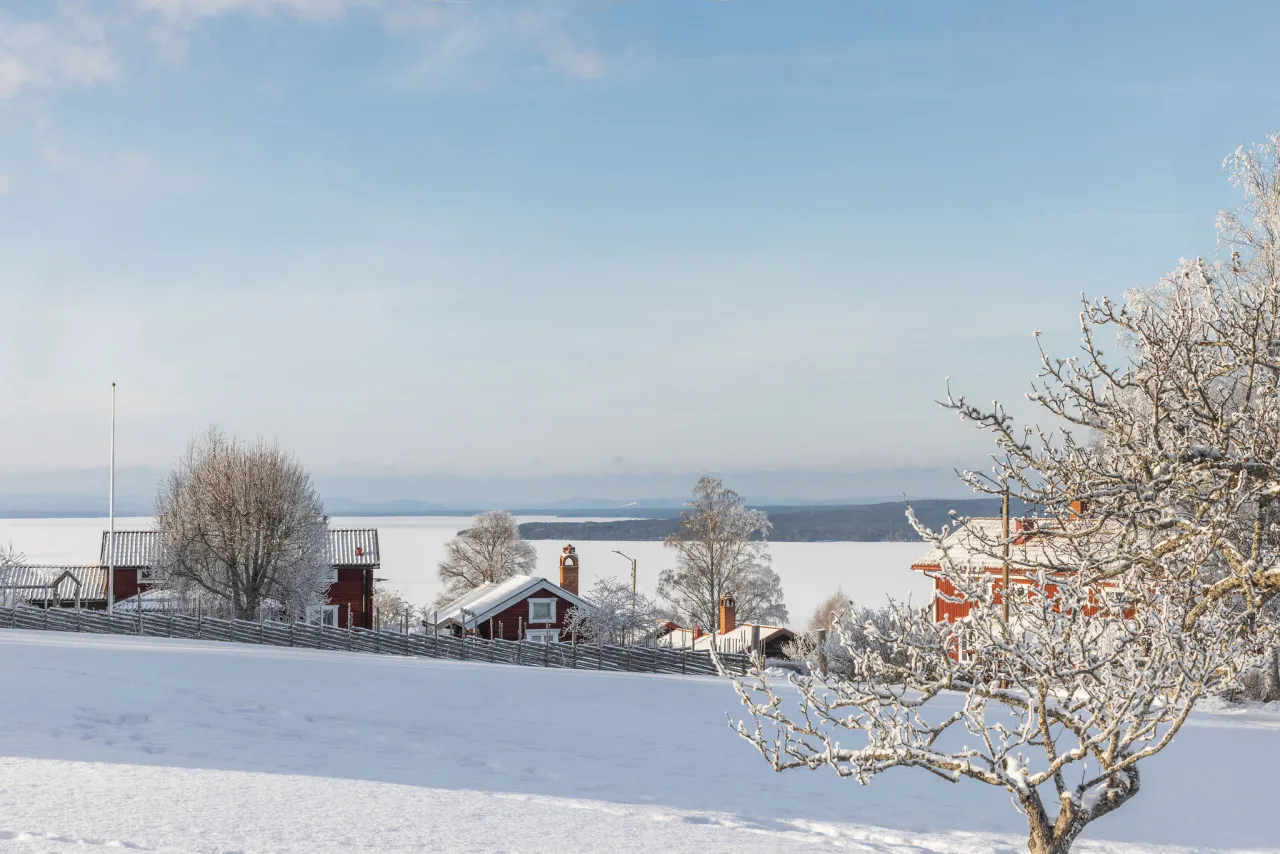 Vybild över sjön Siljan från Tällberg vintertid. 