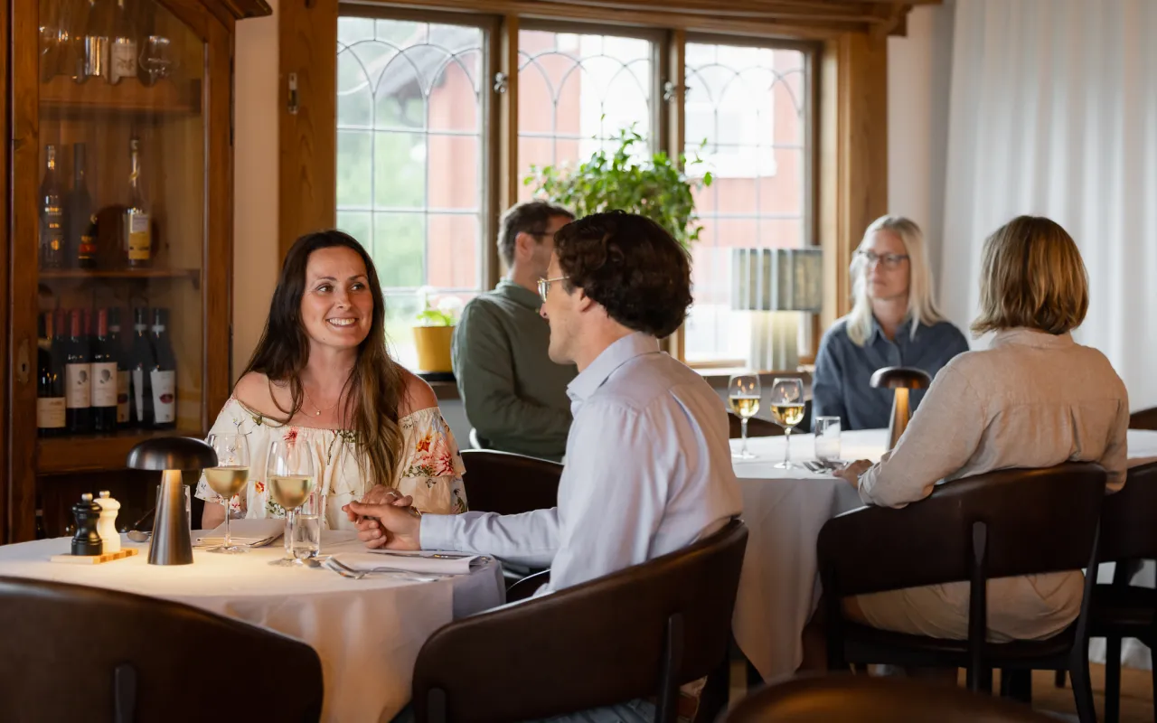 Par som äter i restaurangen