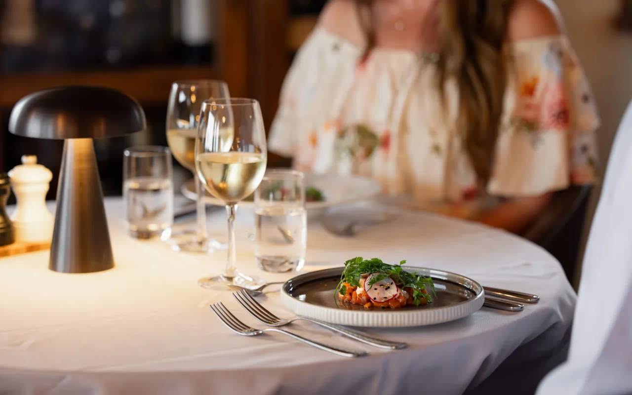 Sällskap äter mat på Restaurang Villa Långbers.