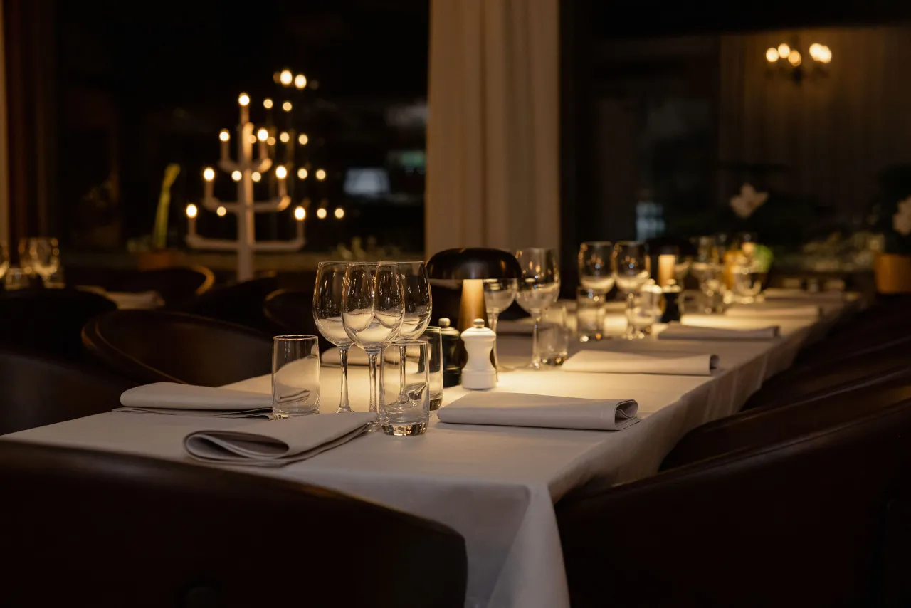 Dukade bord i restaurangen på Villa Långbers.