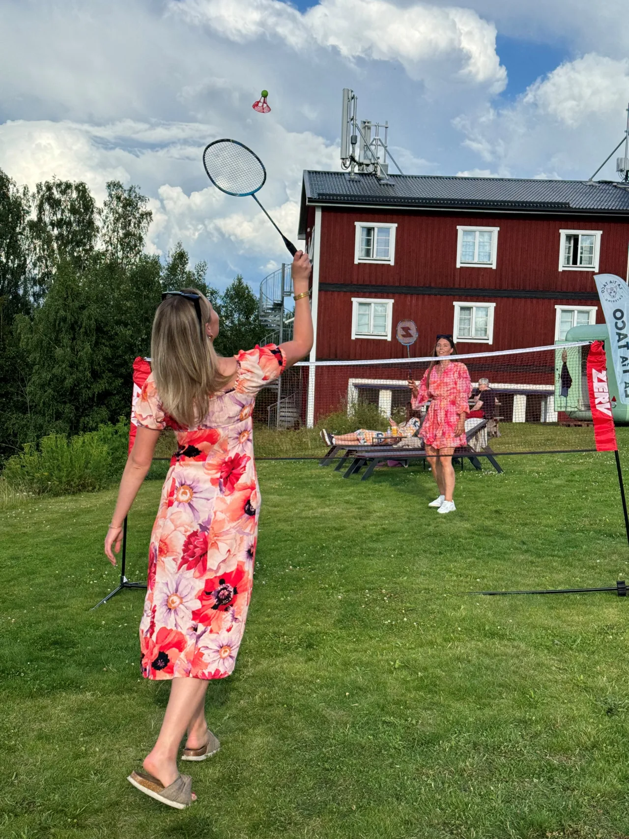 Två personer spelar Badminton på Dagsfesten.