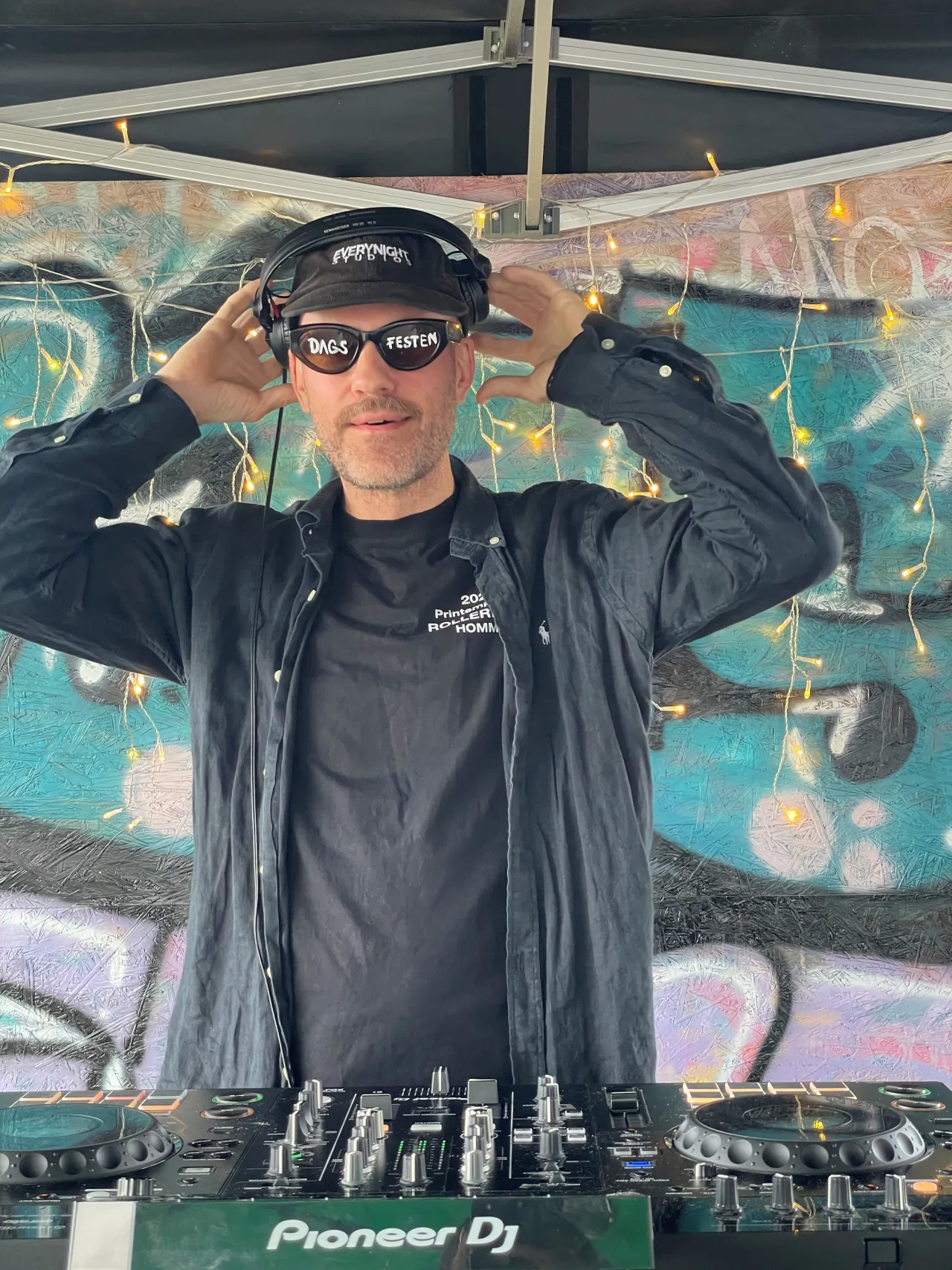 DJ som spelar på Dagsfesten.