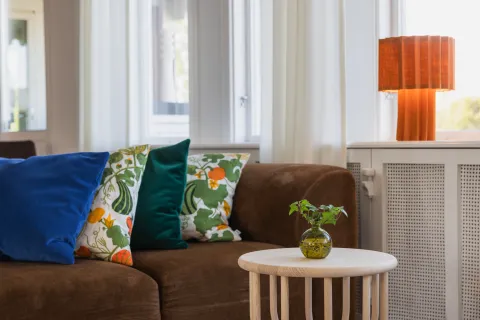 Soffa i en salong på Villa Långbers.