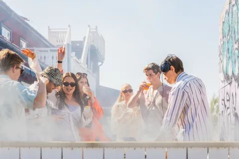 Gäster som dansar under evenemanget Dagsfesten framför DJ.